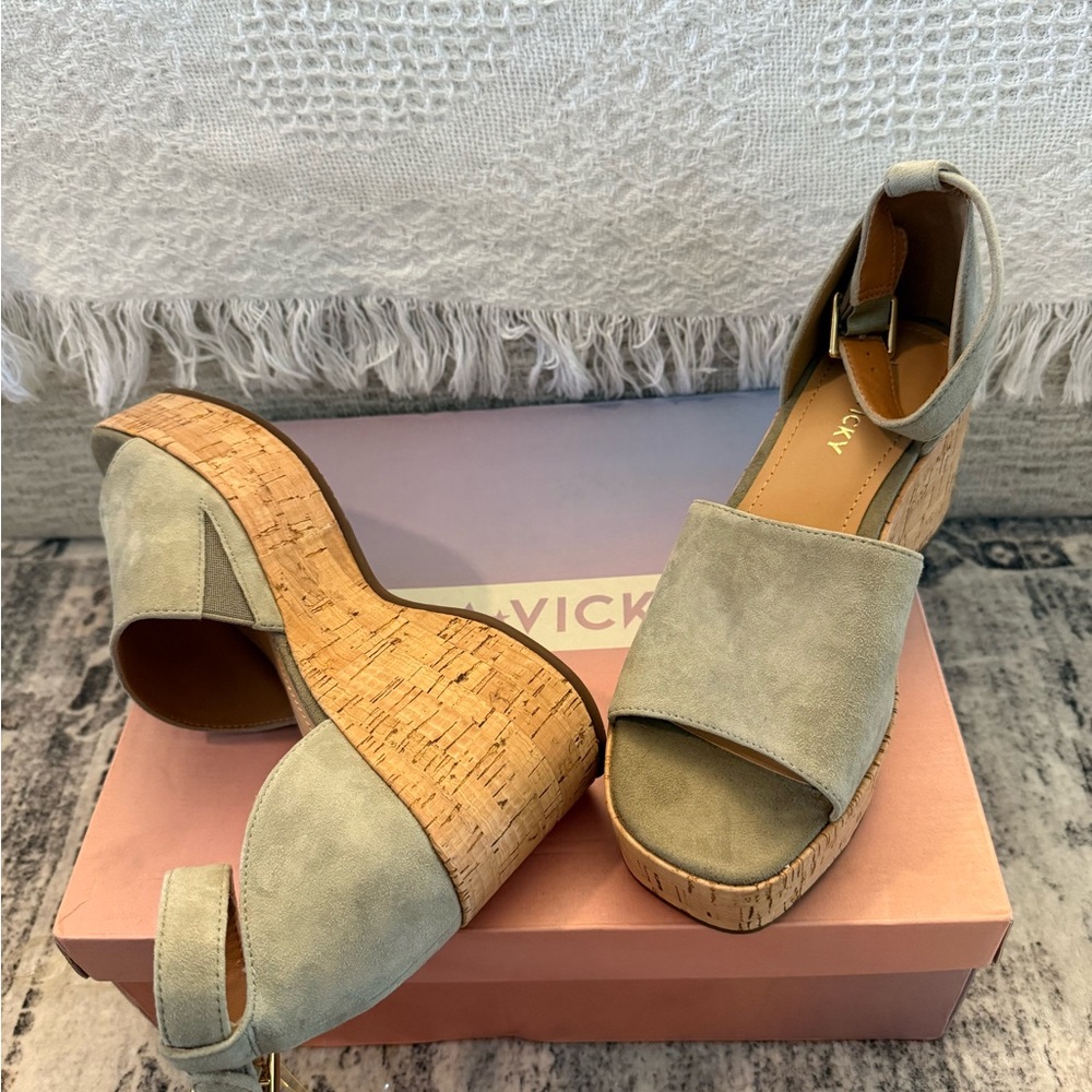 Lisa Vicky Nordstrom Chic Suede Wedge Sandals in Lt Grey size 6 NWT